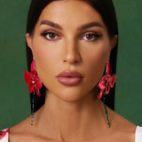 Lilia™ – røde orkidé-øreringe med kunstnerisk udtryk