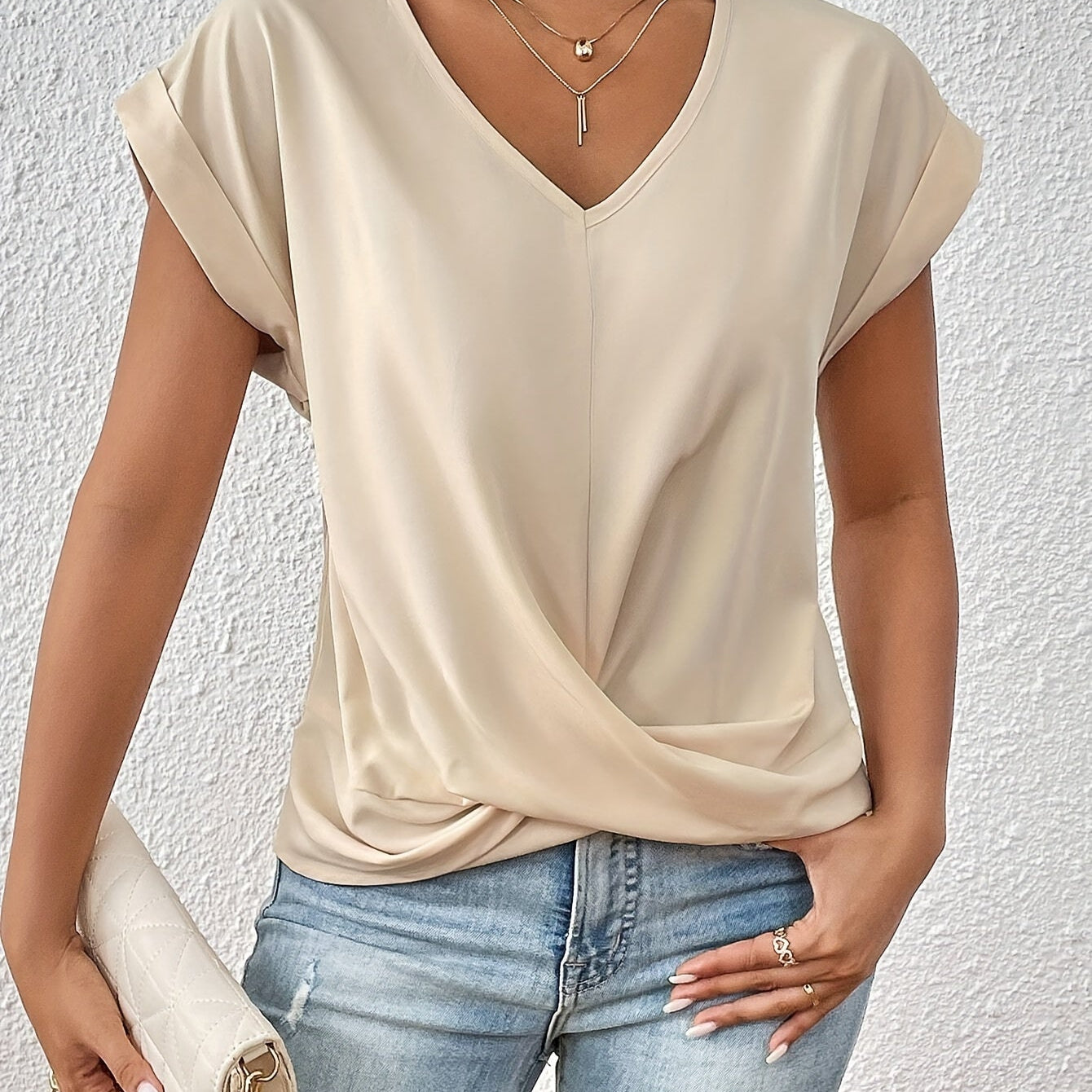 CLEO™ – CHIK OG AFSLAPPET T-SHIRT