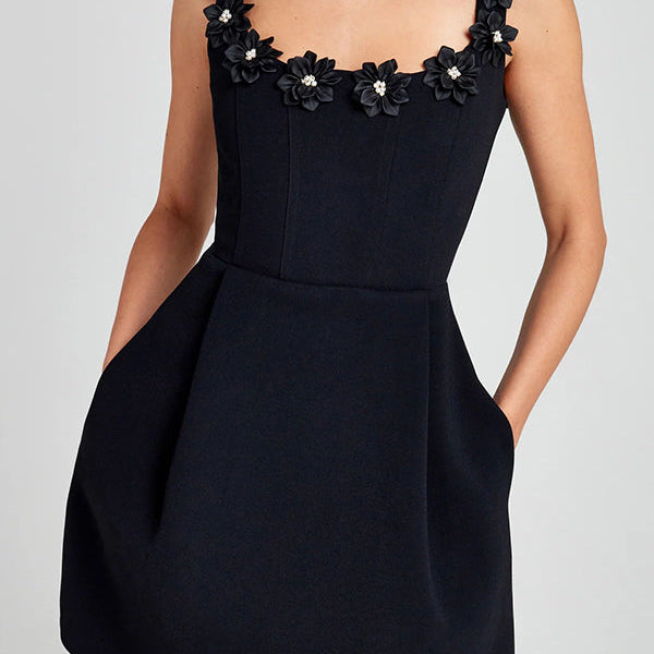 CINDY™ – FEMININ MINIKJOLE MED BLOMSTERAPPLIKATIONER