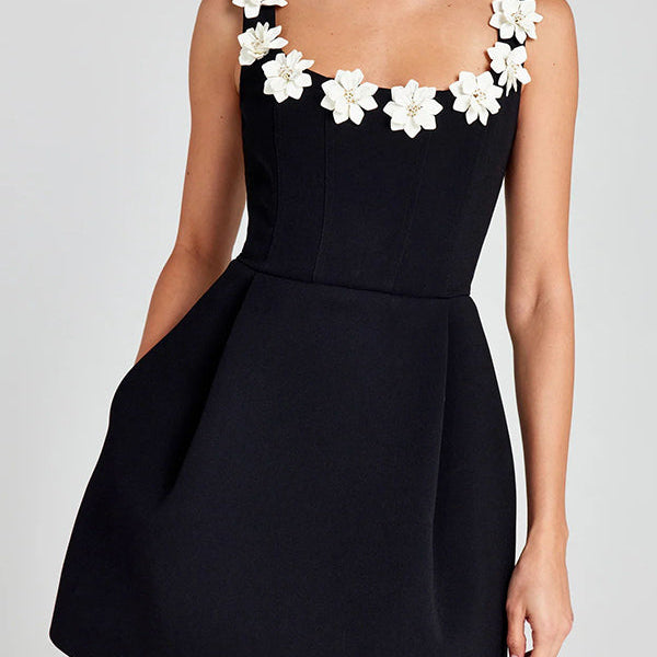 CINDY™ – FEMININ MINIKJOLE MED BLOMSTERAPPLIKATIONER