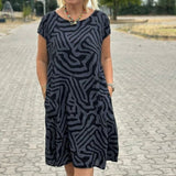 NELIA™ – SOMMERKJOLE MED RUND HALS OG SMUKT PRINT