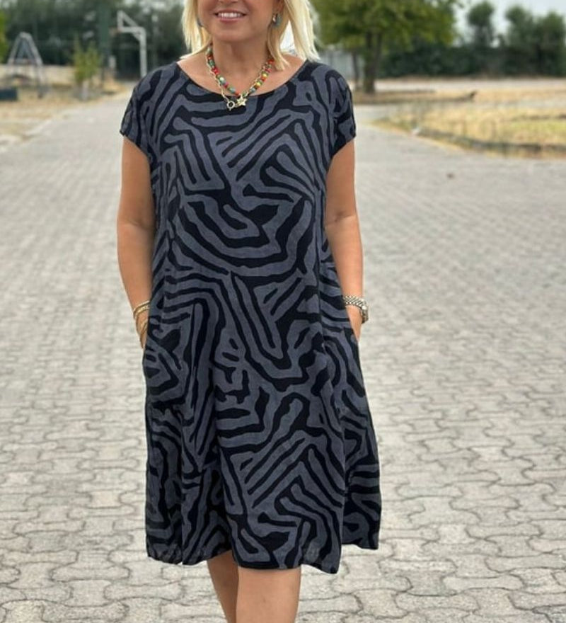 NELIA™ – SOMMERKJOLE MED RUND HALS OG SMUKT PRINT