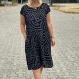 NELIA™ – SOMMERKJOLE MED RUND HALS OG SMUKT PRINT