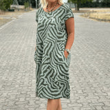 NELIA™ – SOMMERKJOLE MED RUND HALS OG SMUKT PRINT