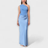 RIOLA™ – ELEGANT ONE-SHOULDER MAXIKJOLE MED PLISSERET FALD OG DRAMATISK FINESSE