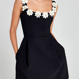 CINDY™ – FEMININ MINIKJOLE MED BLOMSTERAPPLIKATIONER