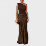 RIOLA™ – ELEGANT ONE-SHOULDER MAXIKJOLE MED PLISSERET FALD OG DRAMATISK FINESSE