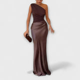 RIOLA™ – ELEGANT ONE-SHOULDER MAXIKJOLE MED PLISSERET FALD OG DRAMATISK FINESSE