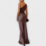 RIOLA™ – ELEGANT ONE-SHOULDER MAXIKJOLE MED PLISSERET FALD OG DRAMATISK FINESSE
