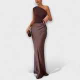 RIOLA™ – ELEGANT ONE-SHOULDER MAXIKJOLE MED PLISSERET FALD OG DRAMATISK FINESSE
