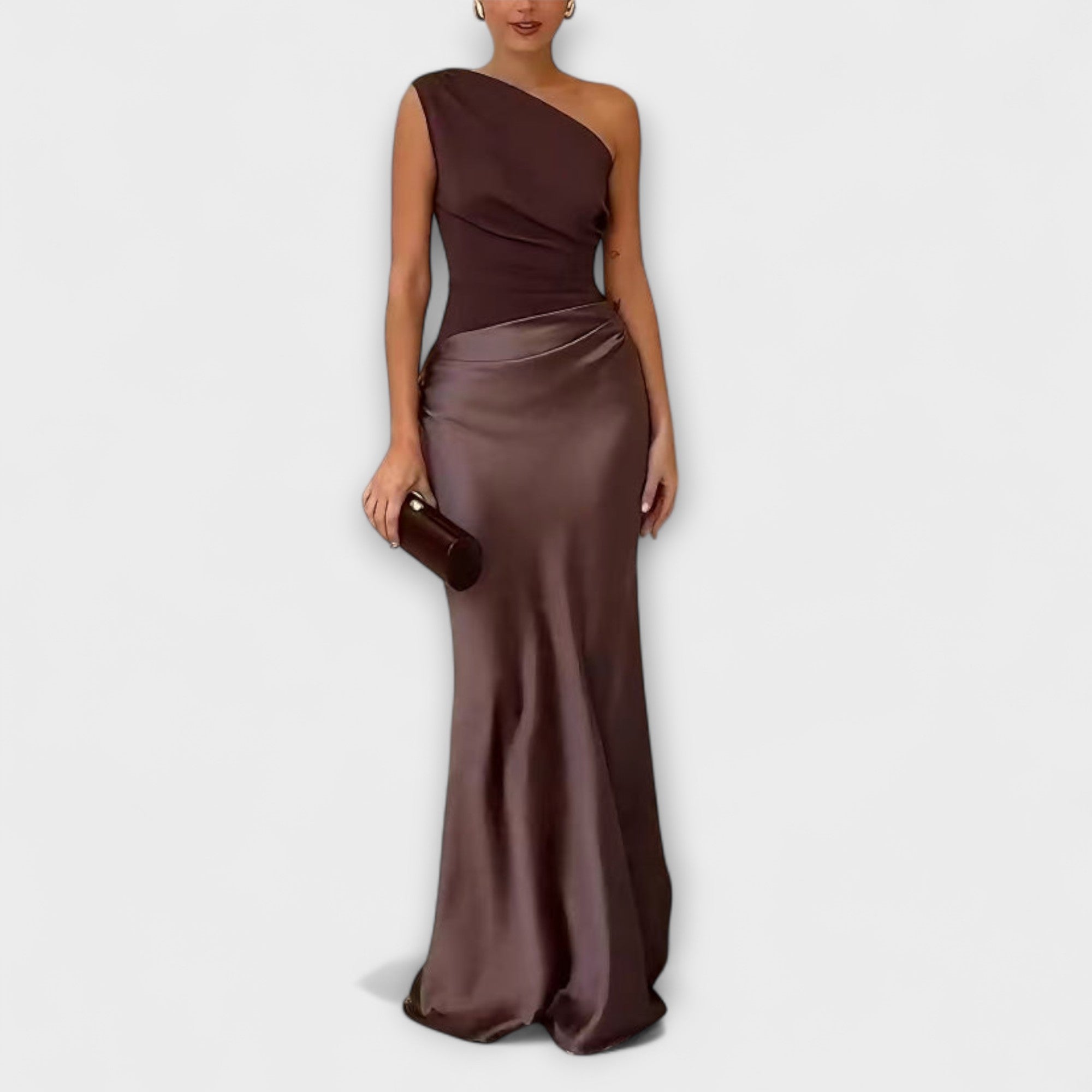 RIOLA™ – ELEGANT ONE-SHOULDER MAXIKJOLE MED PLISSERET FALD OG DRAMATISK FINESSE