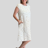 NELIA™ – SOMMERKJOLE MED RUND HALS OG SMUKT PRINT