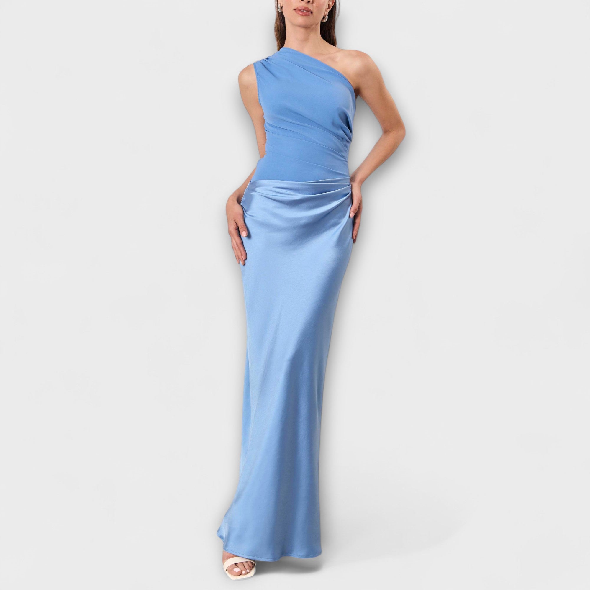 RIOLA™ – ELEGANT ONE-SHOULDER MAXIKJOLE MED PLISSERET FALD OG DRAMATISK FINESSE