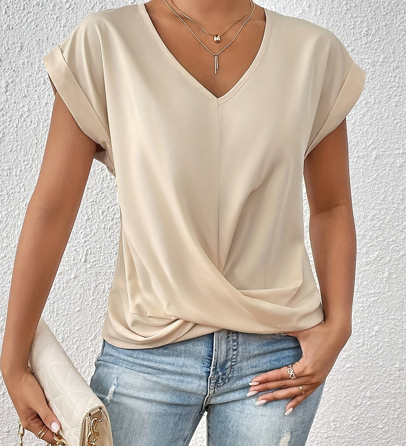 CLEO™ – CHIK OG AFSLAPPET T-SHIRT